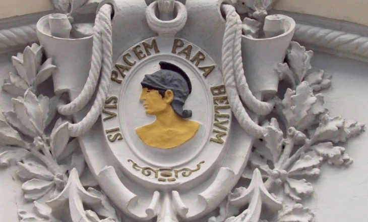 Çfarë do të thotë, “si vis pacem, para bellum”