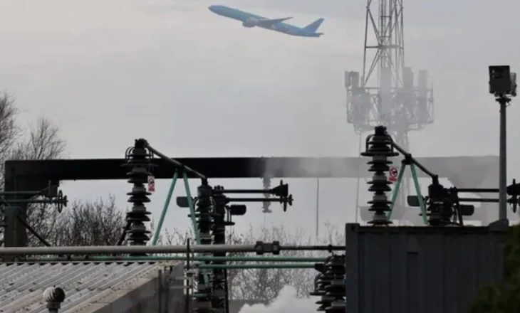 Çfarë e shkaktoi “blackoutin” dhe mbylljen e aeroportit më të madh në Angli? Hetimi i ri zbulon se problematika dihej që në vitin 2018, por nuk u adresua