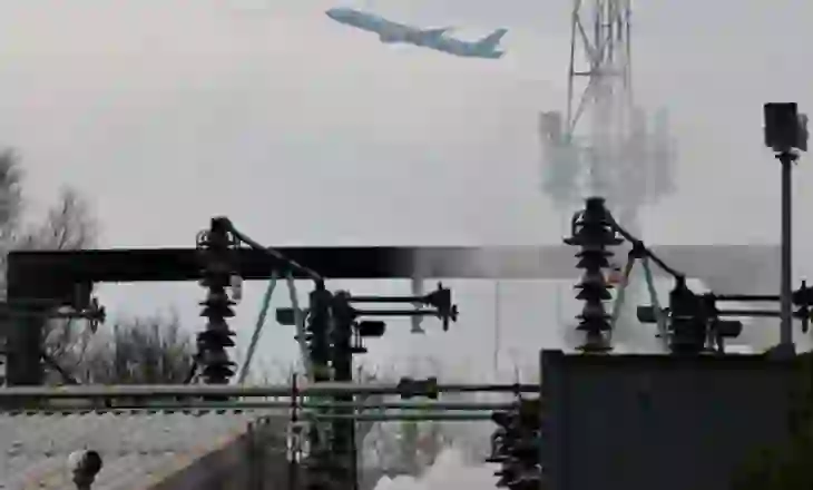 Çfarë e shkaktoi “blackoutin” dhe mbylljen e aeroportit më të madh në Angli? Hetimi i ri zbulon se problematika dihej që në vitin 2018, por…