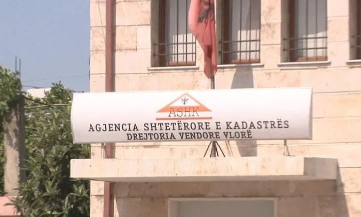 Çfarë ndodhi? Tre oficerë të Policisë Gjyqësore ‘zbarkojnë’ në Kadastrën e Vlorës, dyshohet se…