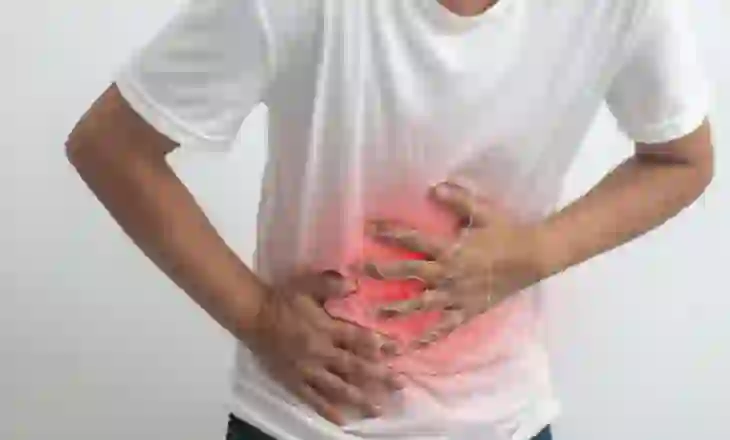 Çfarë po ju thotë stomaku? Llojet e dhimbjeve dhe kur duhet të shqetësoheni