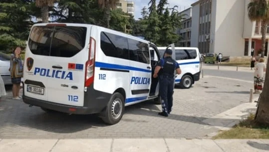 “Çmendet” 44-vjeçari në Durrës, futet në lokal me sëpatë dhe tenton të godasë dy persona