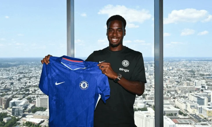 Çmenduri te Chelsea, klubi londinez zyrtarizon sulmuesin e 13