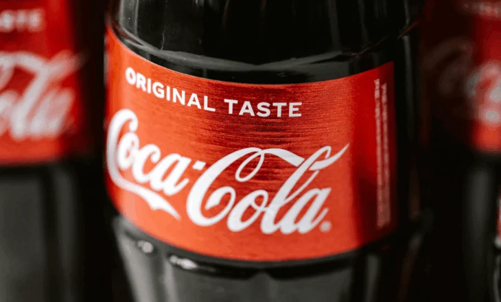 Coca-Cola i përulet Trump-it? Kompania është gati të hedhë në treg versionin me sheqer kallami