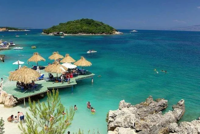 Corriere: Rritjet e çmimeve dekurajojnë turistët: zbehet Shqipëria, pushuesit i kthehen Puglia-s