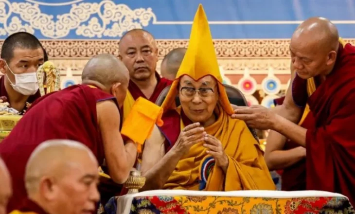 Dalai Lama feston 90-vjetorin mes pritjeve për pasardhësin, Tibeti në udhëkryq shpirtëror dhe politik