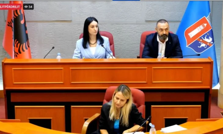 Debat në Këshillin Bashkiak të Tiranës/ Teliti: Veliaj u mor i pandehur, të futet në rend dite diskutimi i situatës aktuale! Salianji i PS: E kemi diskutuar, s’bëj debat me ty!