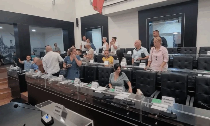 Debate në Këshillin Bashkiak të Durrësit, anëtarët e opozitës braktisin mbledhjen