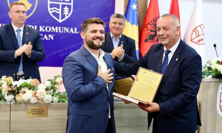 Deçani nderon Marin Memën me titullin “Qytetar Nderi”