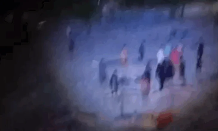 Del video e sherrit të dhunshëm tek Lumi i Shalës – Një grup personash rrihen me ‘hunj’ me njëri-tjetrin