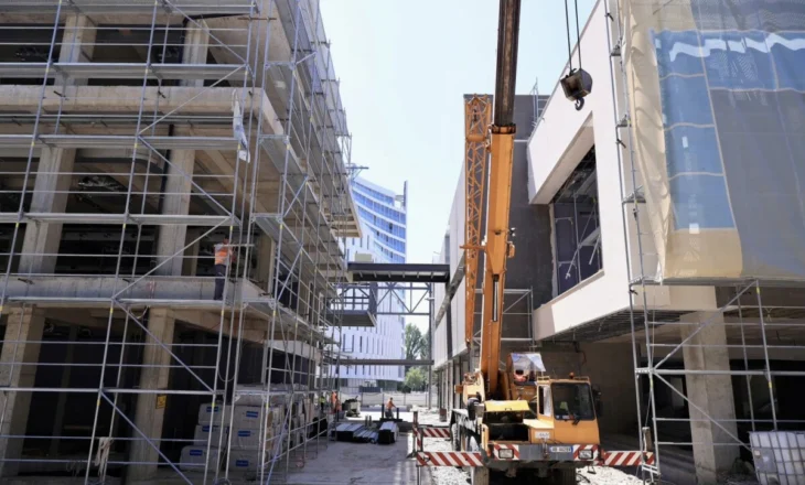 Delegacioni nga MAXXI dhe përfaqësues të MEKI-t vizitë në kantierin e Galerisë Kombëtare të Arteve