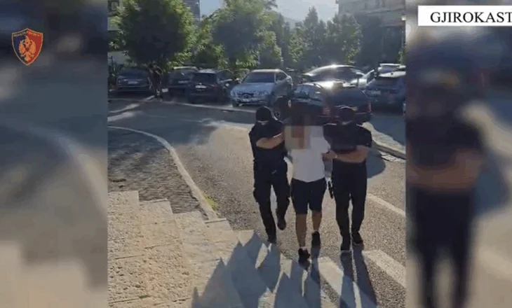 “Delivery” në Gjirokastër, dy të arrestuar nga policia. Merrnin 1 deri në 2 mijë euro për kalimin e paligjshëm në Kakavijë (VIDEO)