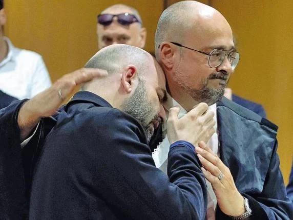 Dënohet bosi i Camorrës që e kërcënoi me vdekje, Roberto Saviano s’mban dot lotët: Më vodhën jetën
