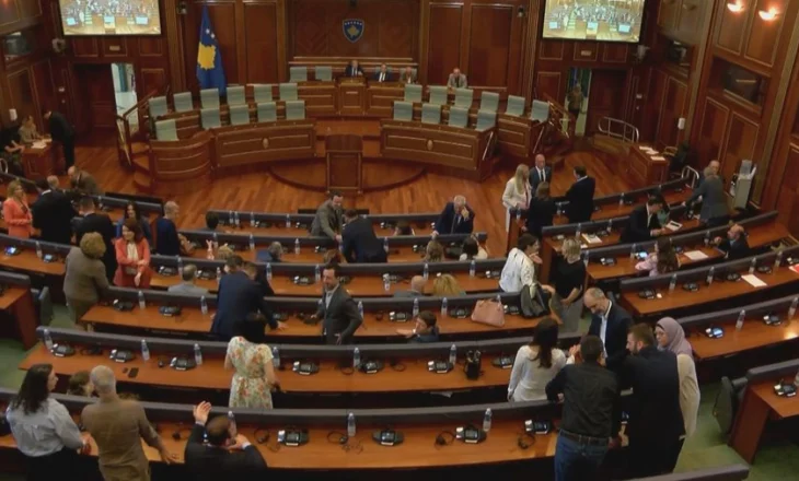 Deputetët po rrezikojnë mandatin, përplasje në distancë mes VV dhe LDK për shkrirjen e Kuvendit