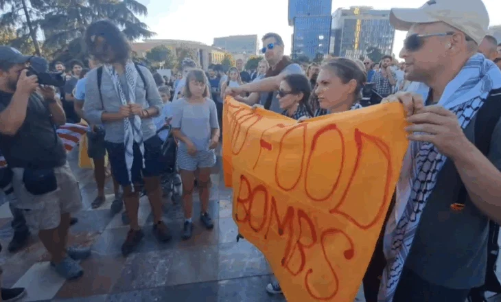 ‘Dërgo ushqim e jo bomba’/ Protestë në Tiranë për luftën e urinë në Gaza, pjesëmarrëse edhe aktivistja e njohur Greta Thunberg