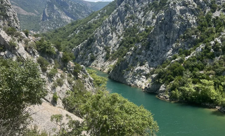 Detaje nga ngjarja në Ulëz/ 23-vjeçari u qëllua teksa ishte në lëvizje, makina përfundoi në Liqenin e Shkopetit