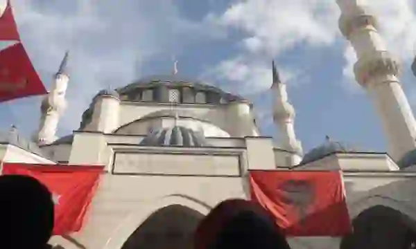 Deutsche Welle: Xhamitë si instrumente të politikës turke në Ballkan, synohet përhapja e islamit konservator