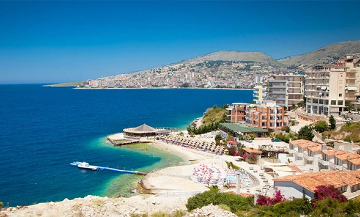 Dhoma Amerikane: Turizmi po dëmtohet nga mungesa e ujit të pijshëm, ujërat e zeza, fuqia punëtore