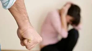 Dhunoi bashkëshorten/ Policia arreston 55-vjeçarin menjëherë pas sinjalizimit (Emri)