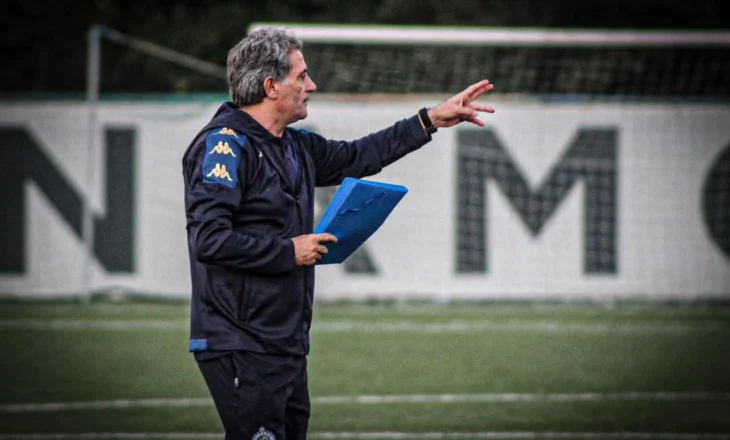 Dinamo e nis nga Andorra, blutë me grup të plotë