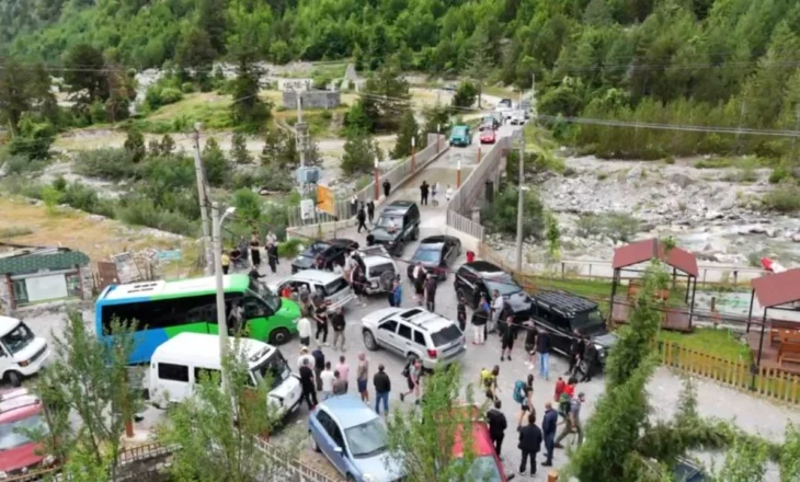 Dita e tretë e aksionit në Theth, pas përplasjeve me policinë, banorët hapin rrugën për në fshat