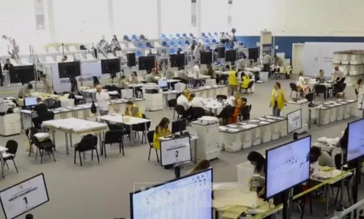 Dita e tretë e rinumërimit të votave të Fierit, pritet të hapen sot 131 kutitë e mbetura