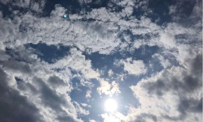 Dita sot me vranësira, ulen temperaturat në vend