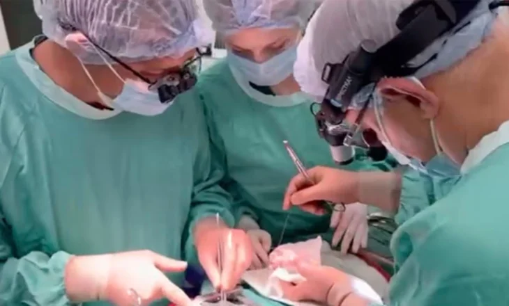 Doktori ukrainas sfidon raketat ruse, zemra që rrahu mes flakëve të luftës dhe shpëtoi një jetë