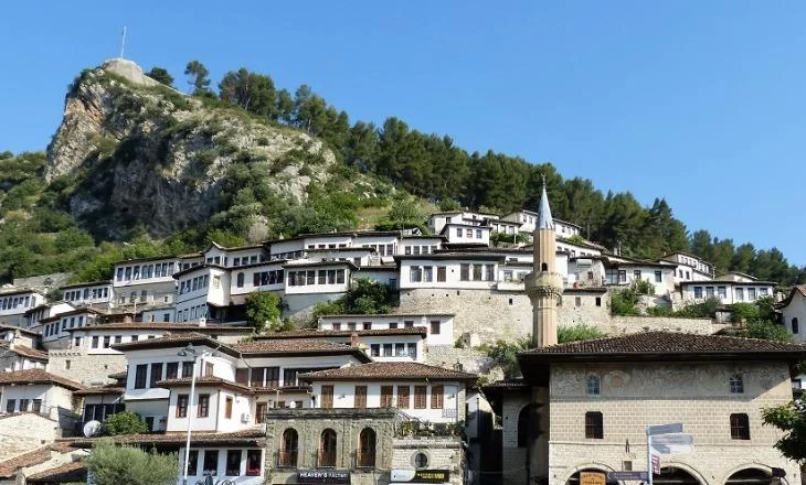 Dorëheqje masive në Berat! 5 drejtues Njësish Administrative lënë detyrën, nis ‘fshesa’ në Poliçan dhe Kuçovë