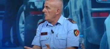 “Drejtuesit nuk duhet të largohen nga automjeti”/ Zyrtari i Policisë Rrugore: Penalizime të ashpra, ja si do ndëshkohen