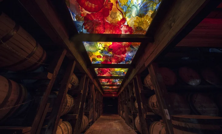 Drita, qelqi dhe arti, Dale Chihuly rikthehet në distilerinë historike të Maker’s Mark