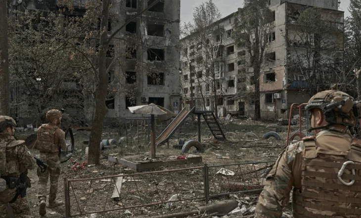 “Duhet të jemi të përgatitur”, komandanti ukrainas paralajmëron ofensivë ruse në Kharkiv
