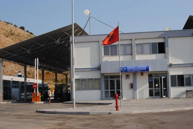 “Duhet të lësh një kafe…”, dalin bisedat mes doganierëve të arrestuar në Qafë Botë