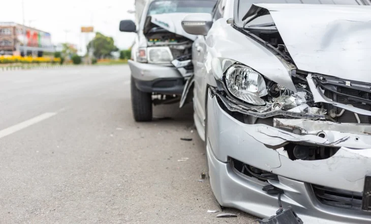 Dy aksidente njëra pas tjetrës në juglindje/ Përplasja e automjeteve, raportohen të plagosur