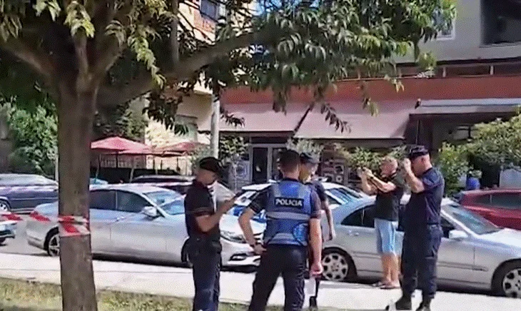 Dy të moshuar përplasen me thika në Durrës, njëri dërgohet në spital