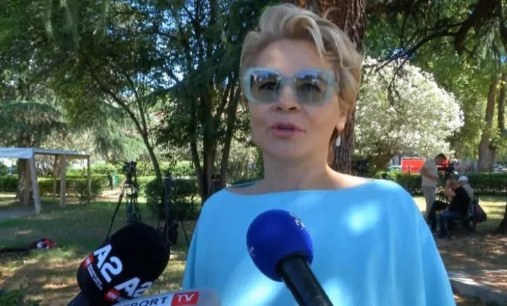 “E largoi Metën nga shtëpia dhe i mori njerëzit nga partia”, Kryemadhi sulmon Blushin: Nëse do një fustan dhe taka të miat ia jap me qejf, nuk e di çfarë do më