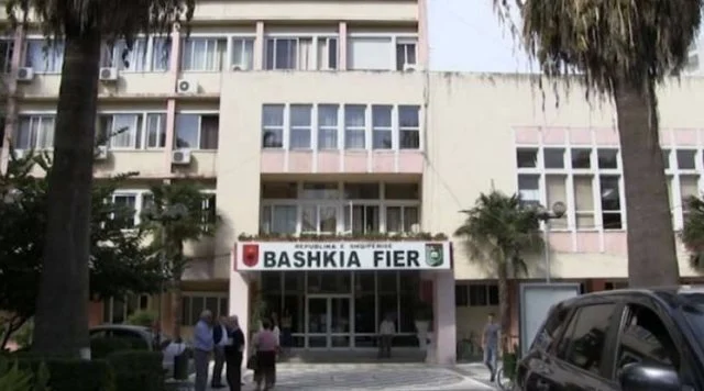 E mitura abuzohet nga i ati/ Bashkia e Fierit i vjen në ndihmë nënës: Bonus qiraje dhe punësim
