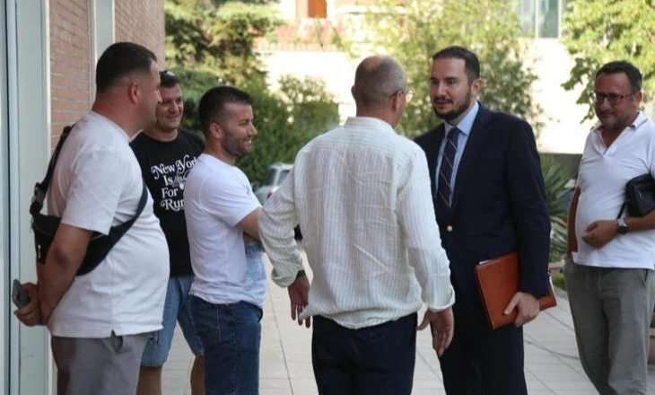 “E përcollën me oiii, e pritën me xhelozi”, ironizon Dash Sula