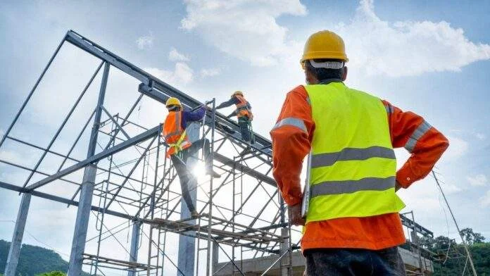 E rëndë/ Bie nga lartësia duke montuar tendën e diellit punëtori 44-vjeçar, ndodhet në spital në gjendje…