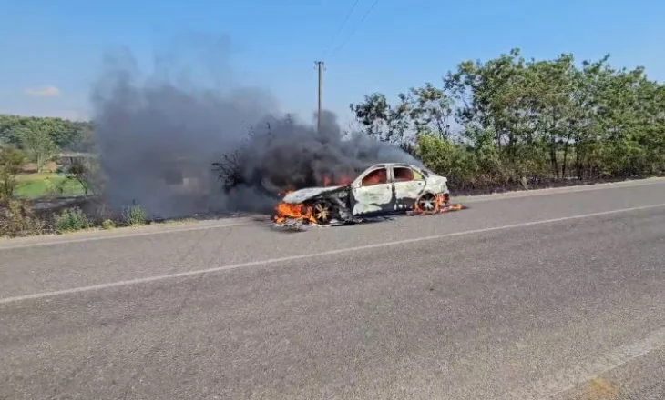 E rëndë/ Merr flakë automjeti gjatë lëvizjes, shpëton familja me 5 persona (Detaje)