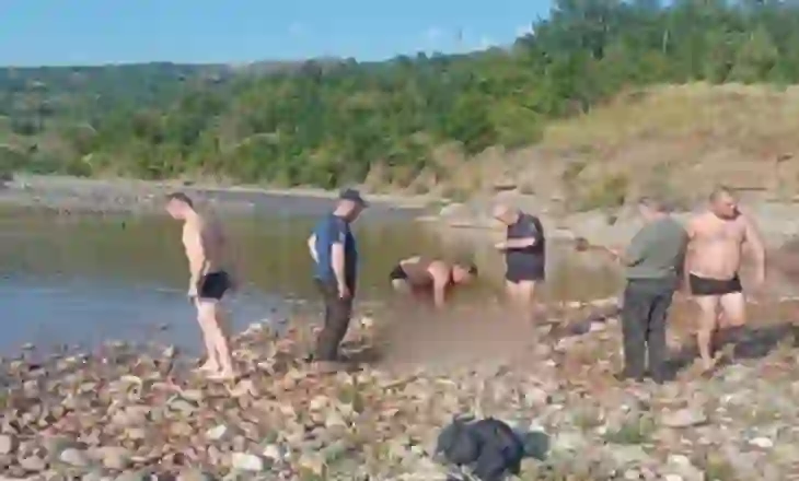 E rëndë në Elbasan/ Ishin duke ruajtur bagëtitë, humbin jetën dy të mitur pasi u mbytën në lumin Shkumbin