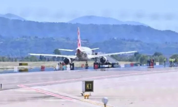E rëndë në Itali, një pasagjer përpihet nga motori i avionit
