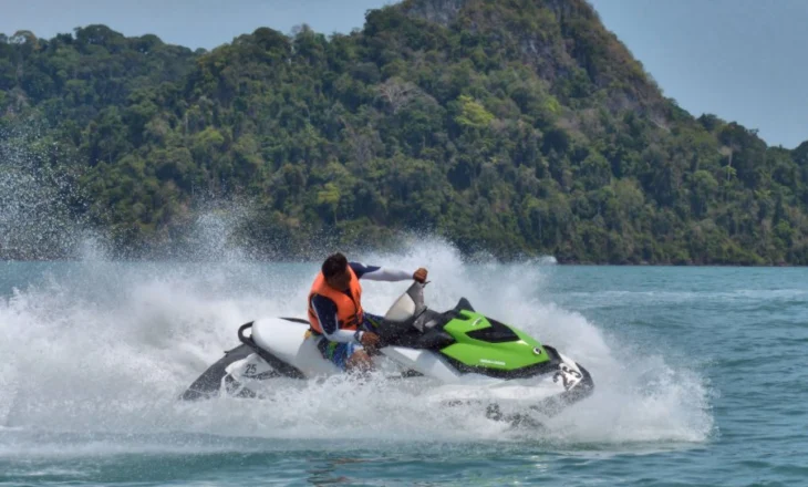 E rëndë në Ksamil/ Vëllezërit francezë po lundronin në det me jet ski, 25-vjeçari humb kontrollin, i vëllai përfundon në spital