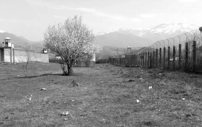 E tmerrshme: Si u ekzekutuan pranë bregut të lumit në Tiranë një shqiptar dhe një italian