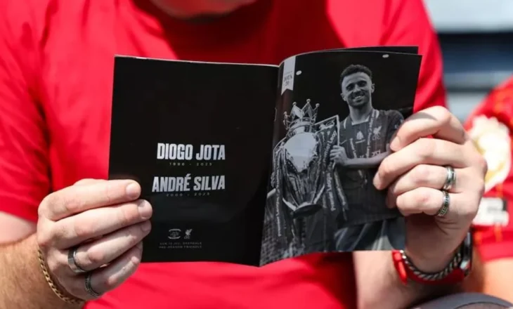 E turpshme në Angli! Fletëpalosjet e shpërndara falas në stadium për të kujtuar Diogo Jotën po shiten në internet me çmime të çmendura