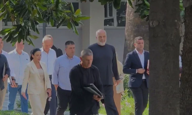 Edi Rama nuk i kursen as drejtorët e bashkisë së Fierit, kërkon shkarkimin e tyre nga detyra
