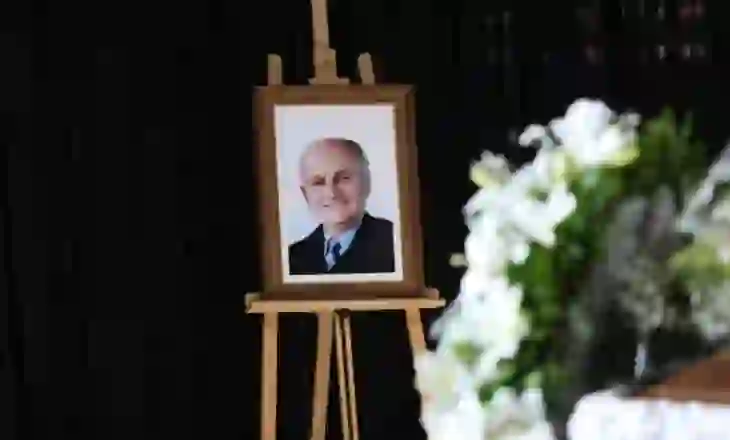 Elbasani i jep nderimet e fundit ish zv/kryeministrit/ Homazhet, mes të pranishmëve edhe ish-presidenti i vendit
