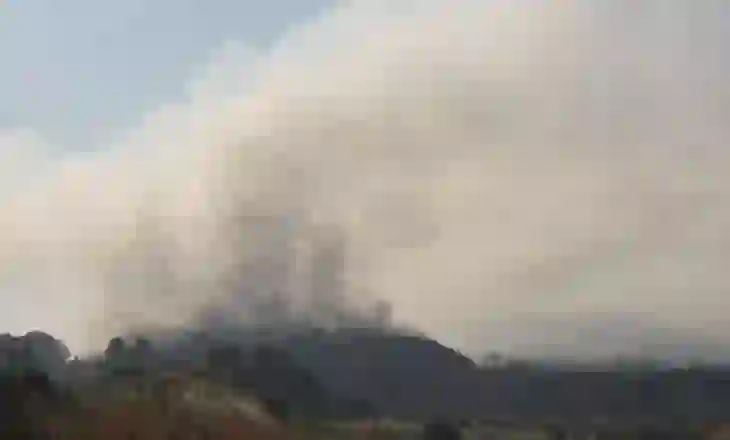 Elbasani katër ditë nën tymin toksik, zjarri ka depërtuar në thellësi të mbetjeve