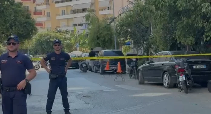 EMRAT/ Ja kush janë dy të plagosurit nga të shtënat me armë zjarri në Sarandë! Të rinjtë nisen drejt Traumës