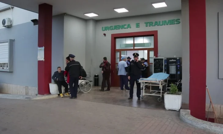 EMRI/ 24-vjeçari shkon me plagë në gjoks dhe kofshë në spitalin e Traumës, në rrezik për jetën